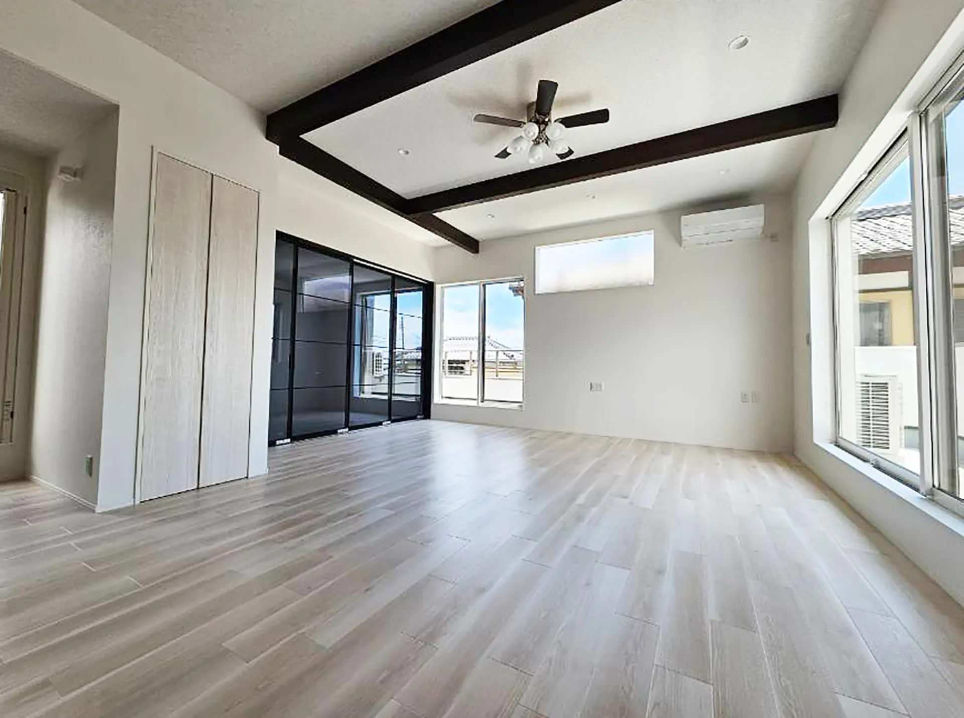 広々した部屋を配し、白を基調にした収納力たっぷりの家