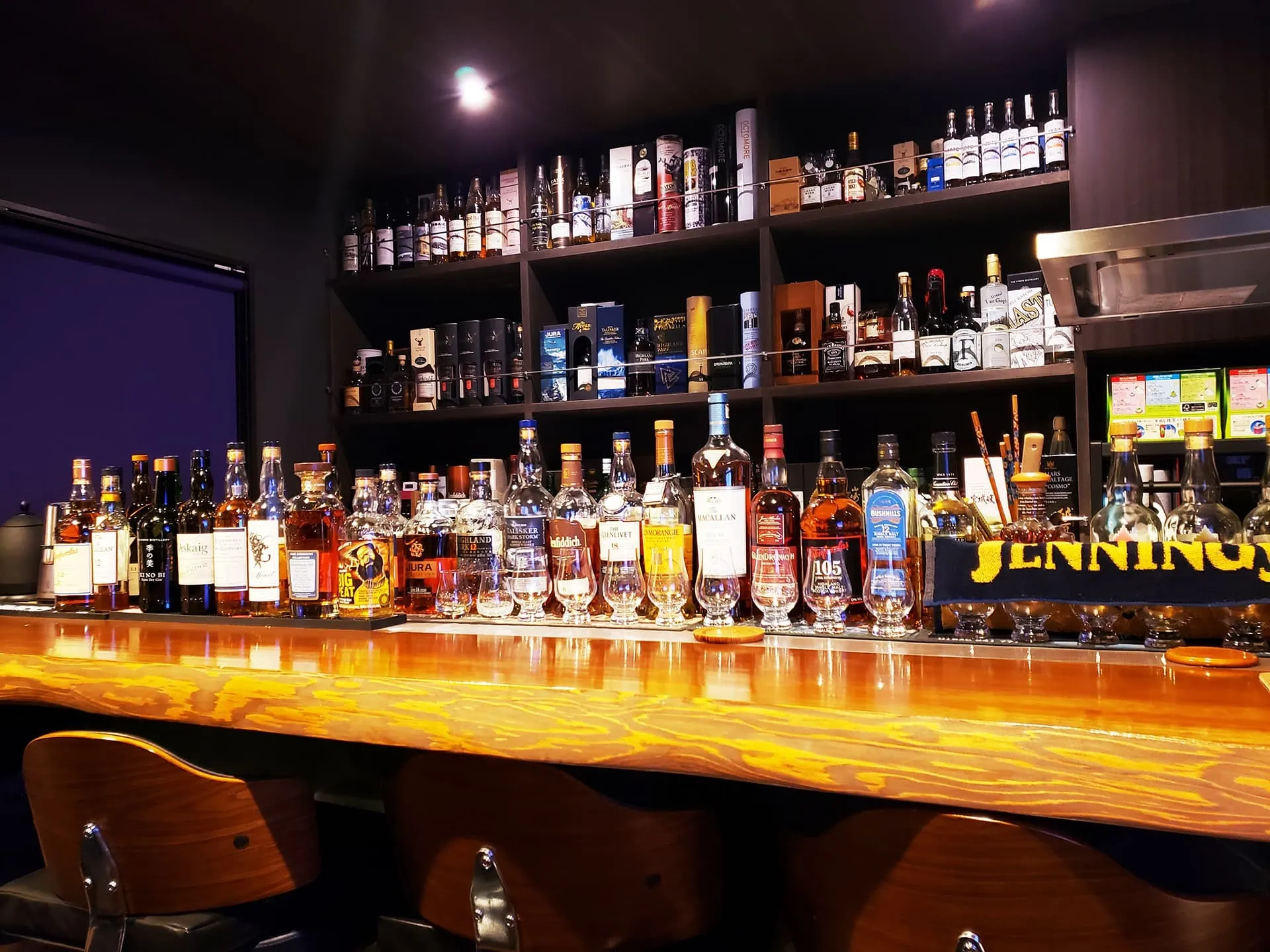 バーカウンターとホームシアターがある、趣味を徹底的に楽しむ家