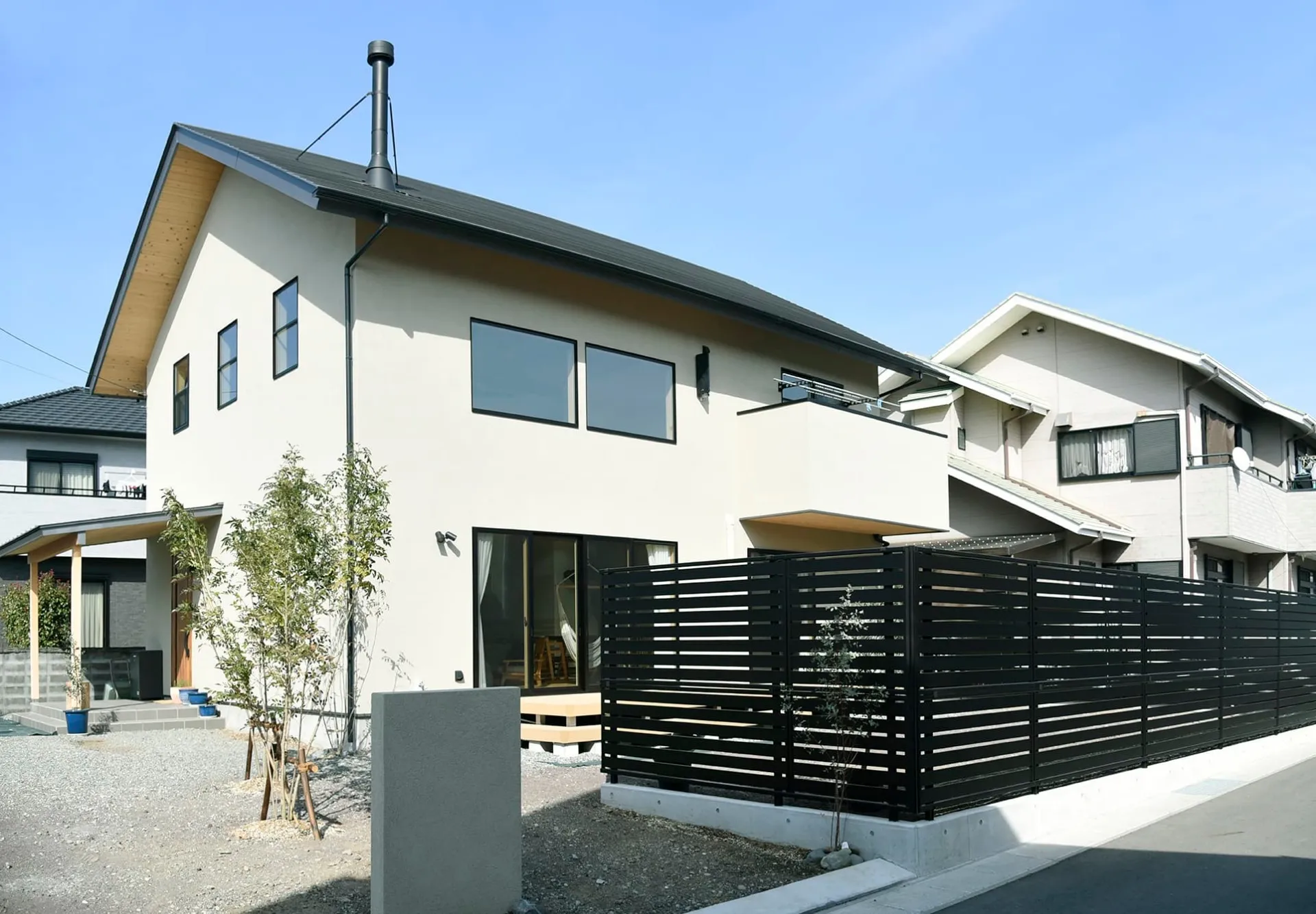 薪ストーブと自然素材が印象的な光そそぐこだわりの家